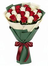Букет Микс из красных и белых роз в Горбатовке
