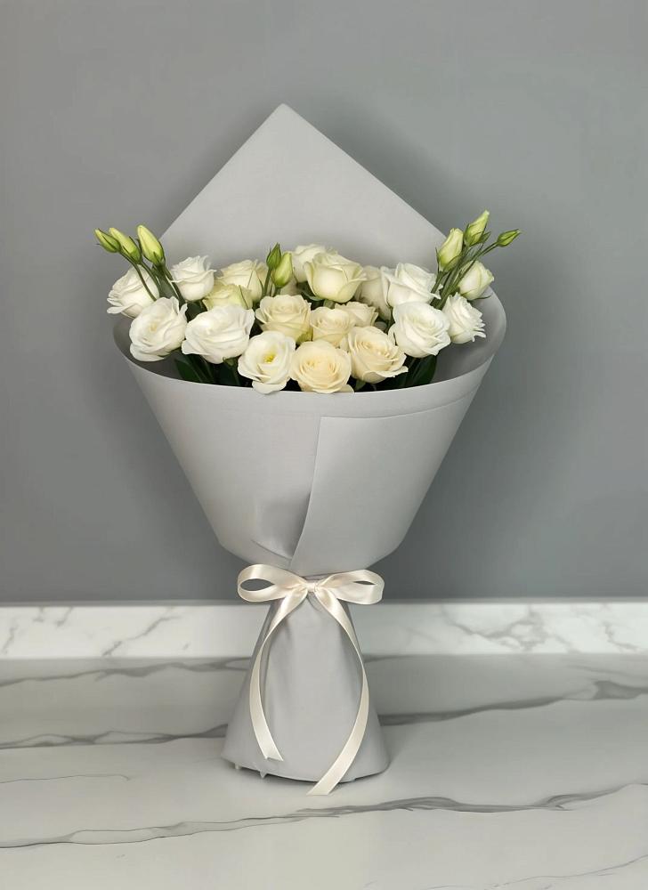 Букет цветов из: Розы и Лизиантусы в Горбатовке