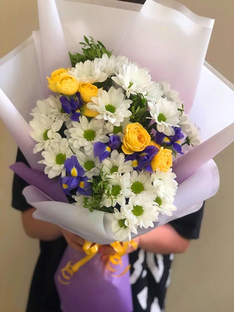Букет цветов из: Ирисы, Хризантемы и Розы в Горбатовке