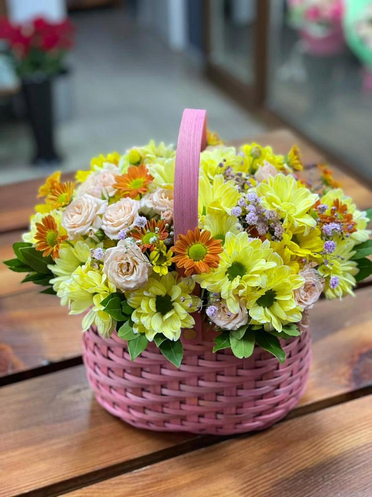 Цветочная композиция из Хризантемы и Розы в корзине в Горбатовке