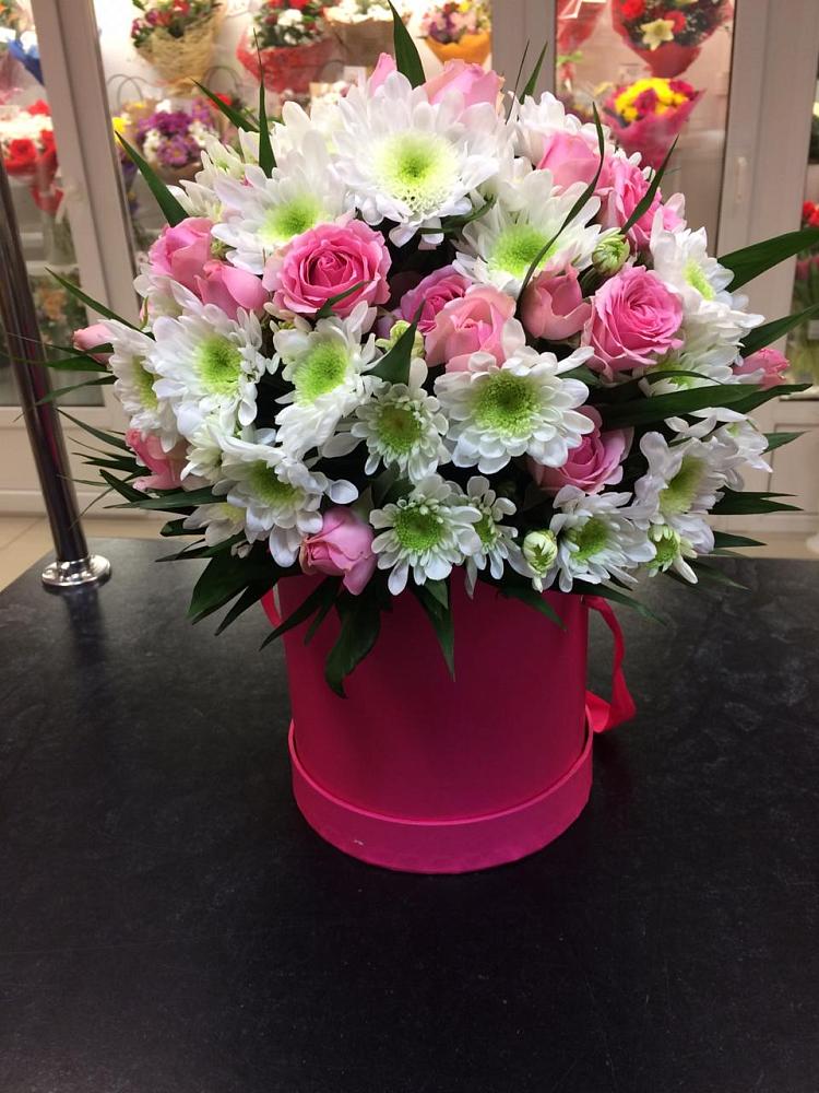 Цветочная композиция из Розы и Хризантемы в шляпной коробке в Горбатовке