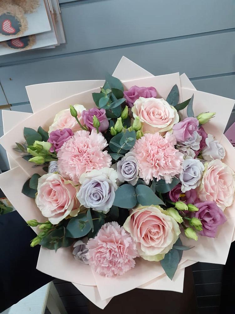 Букет цветов из: Розы, Гвоздики и Лизиантусы в Горбатовке